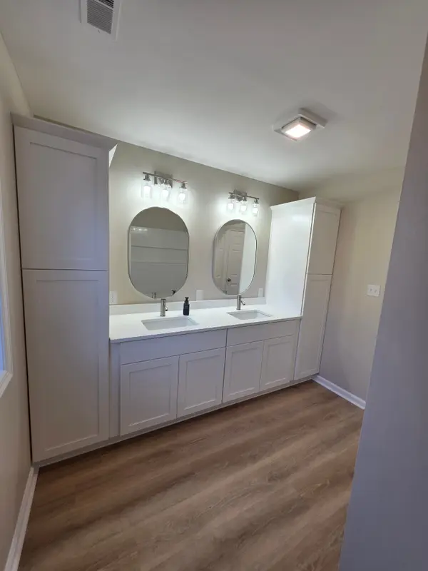 Finished double-vanity bathroom