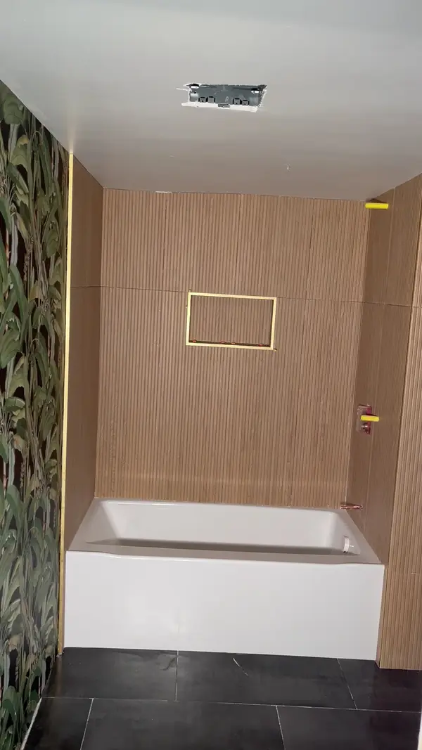 Tub surround with vertical tile