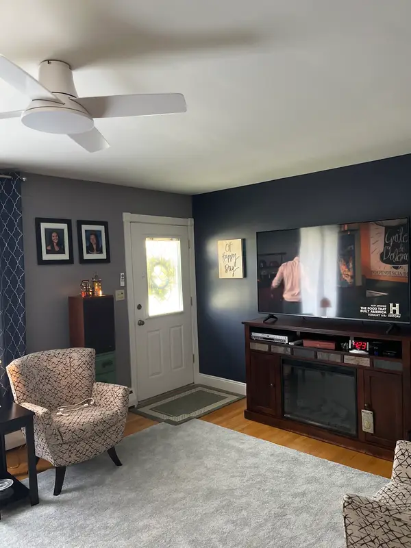 Living-room wall color and trim