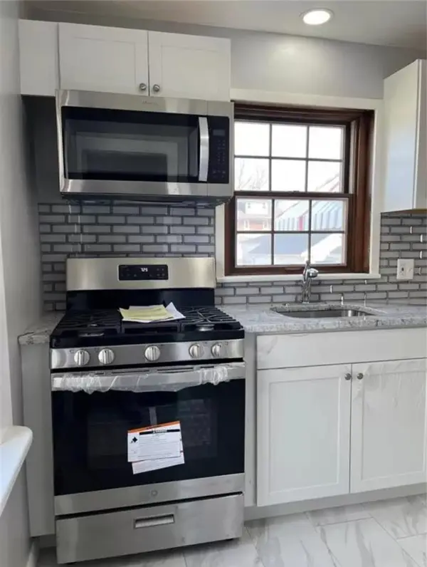 Kitchen cabinet and backsplash area