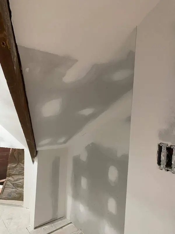 Finished joints in a narrow room