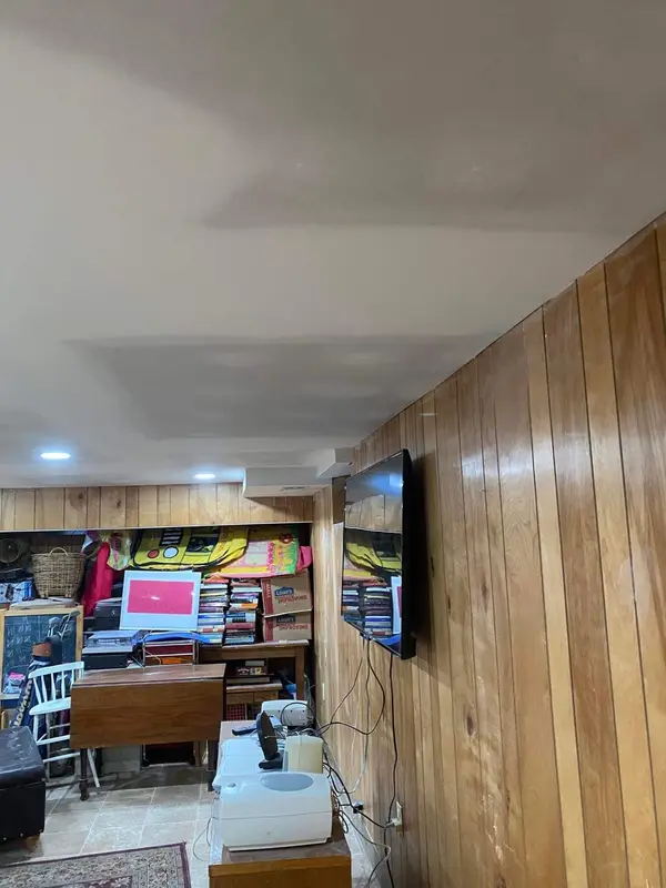 Ceiling finishing alongside wood paneling