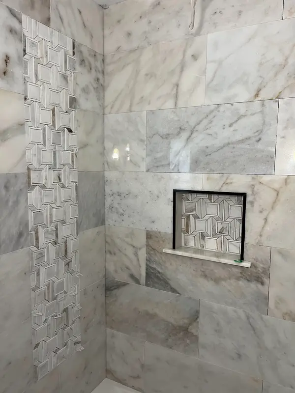 Stone-look shower tile and niche
