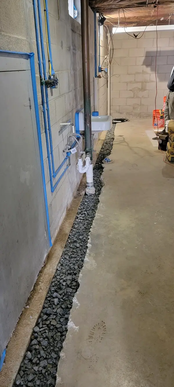 Interior perimeter drainage channel