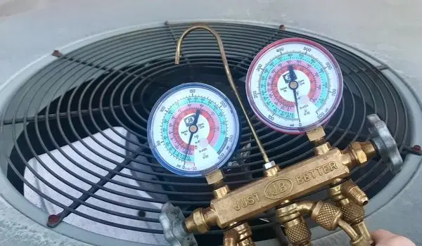 Pressure gauges during HVAC service
